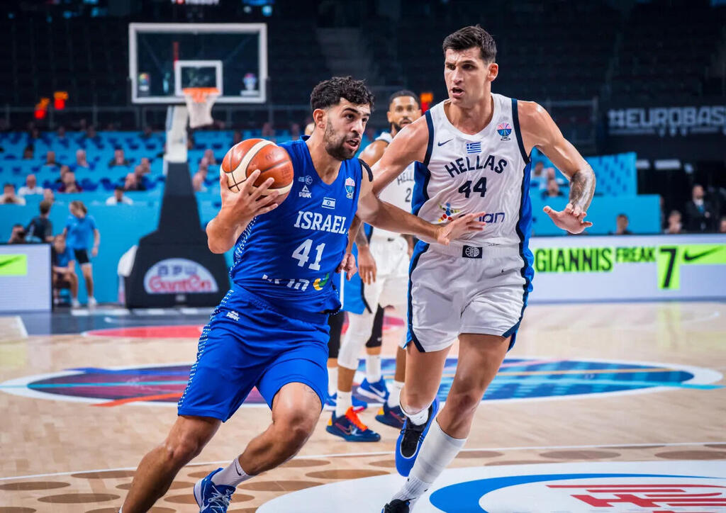 שחקן נבחרת ישראל תומר גינת מול שחקן נבחרת יוון דינוס מיטוגלו