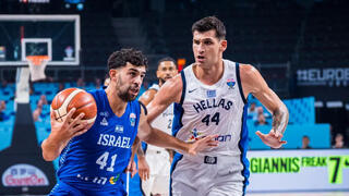 שחקן נבחרת ישראל תומר גינת מול שחקן נבחרת יוון דינוס מיטוגלו