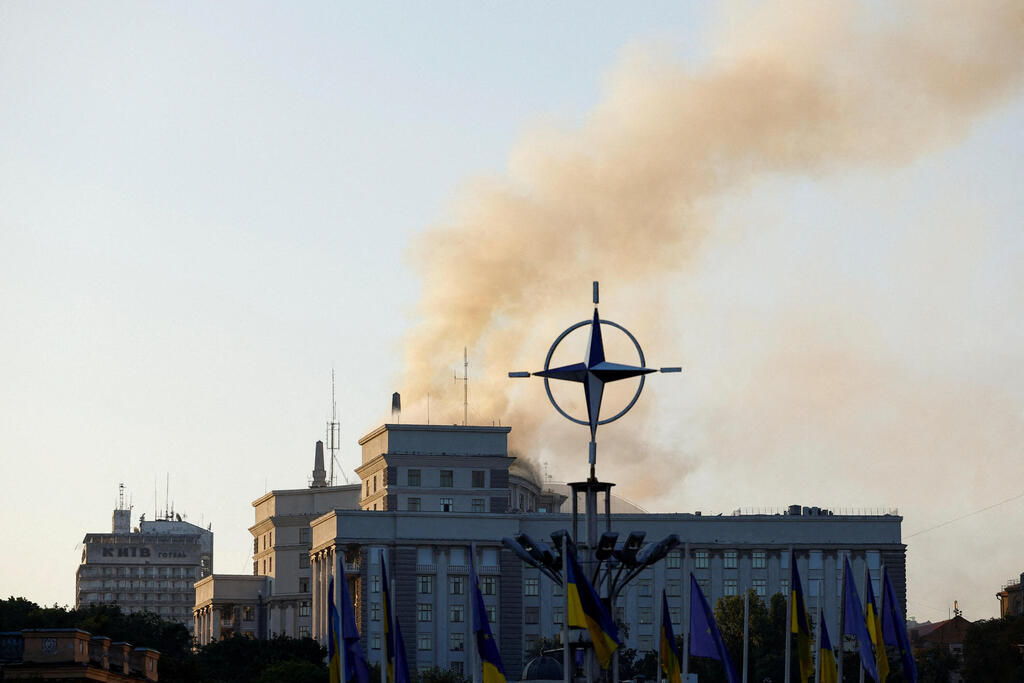 Дым над кабмином (Фото: REUTERS/Valentyn Ogirenko) אוקראינה קייב זירת פגיעה ב מתקפה של רוסיה בניין הממשלה