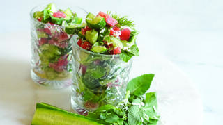 סלט אבטיח, מלפפונים  ועשבי תיבול בפטה