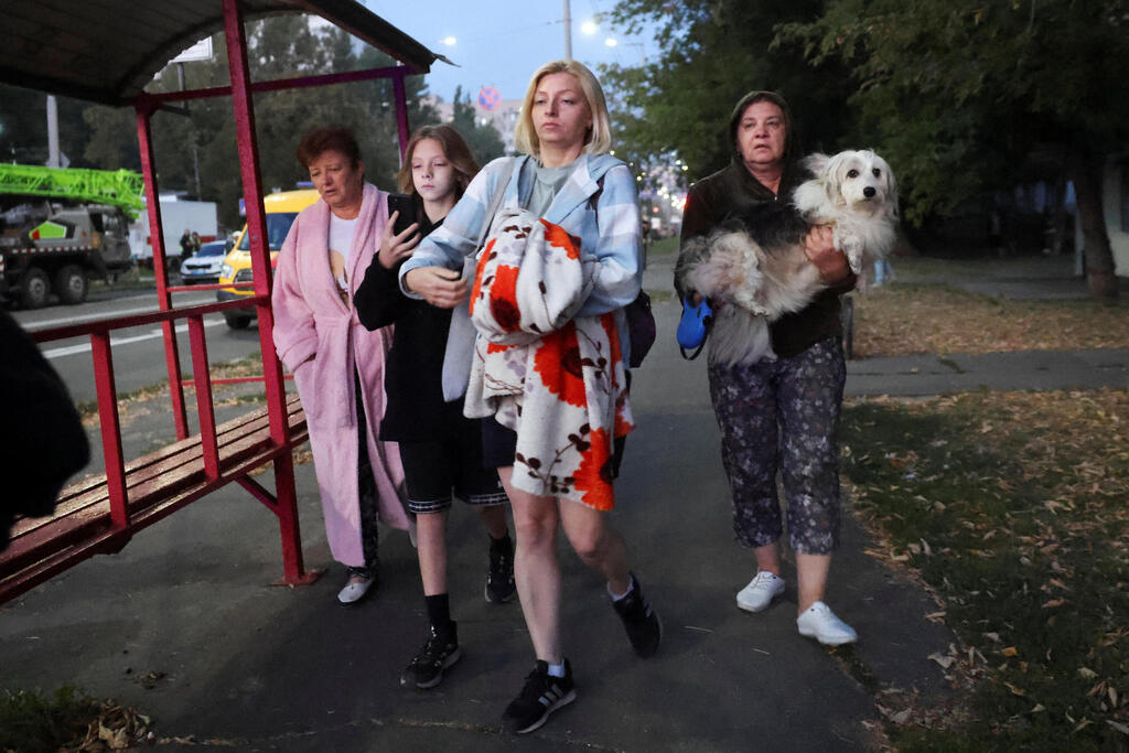 Жители Киева идут в бомбоубежище (Фото:/REUTERS/Thomas Peter) אוקראינה קייב ב מתקפה של רוסיה הולכים ל מקלט