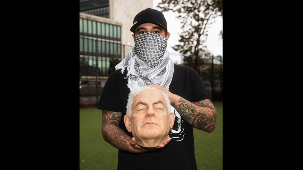 פעילים פרו-פלסטינים שיחקו כדורגל עם כדור דמוי ראשו של ראש הממשלה בנימין נתניהו מול מטה האו"ם בניו יורק