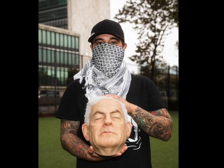 פעילים פרו-פלסטינים שיחקו כדורגל עם כדור דמוי ראשו של ראש הממשלה בנימין נתניהו מול מטה האו"ם בניו יורק