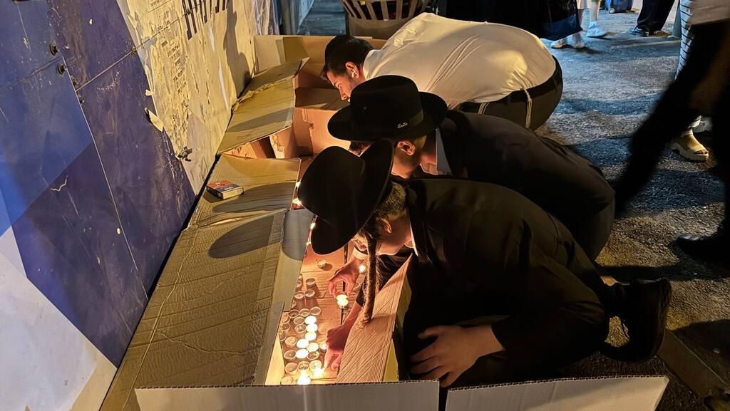נרות במקום הפיגוע בצומת רמות בירושלים