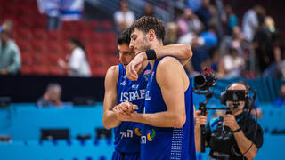 שחקן נבחרת ישראל רומן סורקין עם איתי שגב