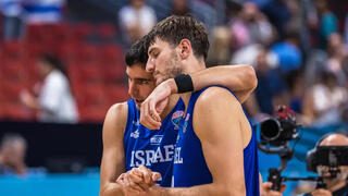 שחקן נבחרת ישראל רומן סורקין עם איתי שגב