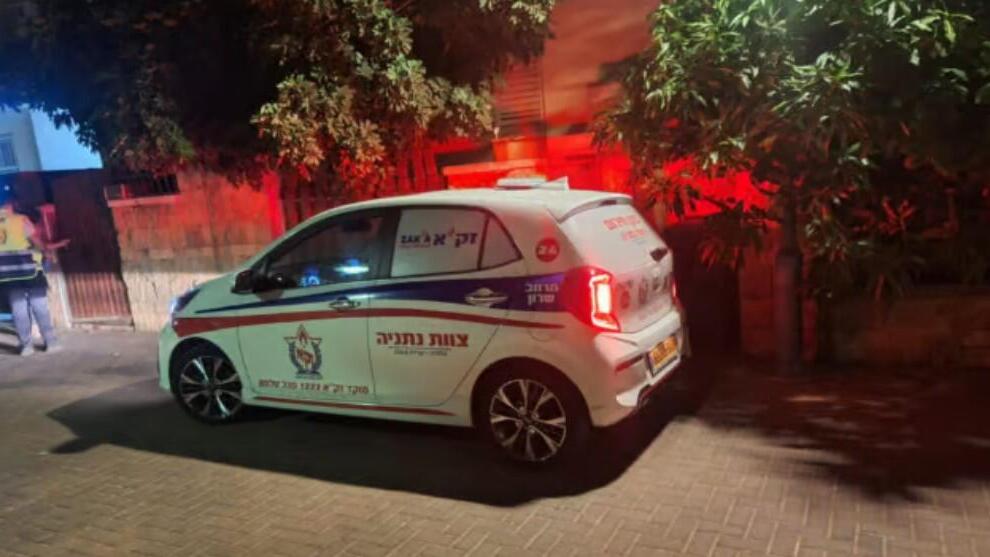 Волонтеры ЗАКА у квартиры умершей в Кфар-Йоне