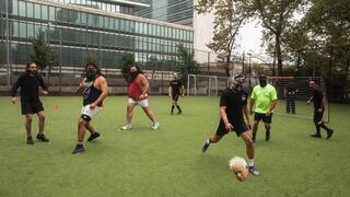 פעילים פרו-פלסטינים שיחקו כדורגל עם כדור דמוי ראשו של ראש הממשלה בנימין נתניהו מול מטה האו"ם בניו יורק