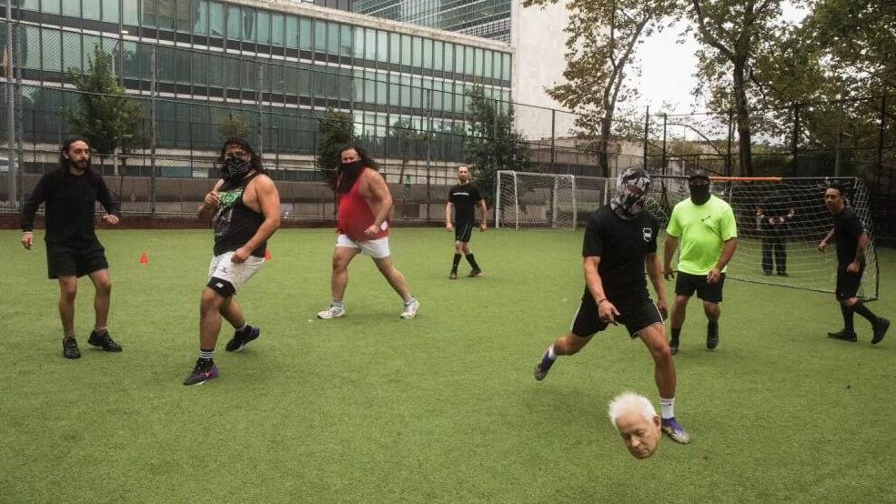 פעילים פרו-פלסטינים שיחקו כדורגל עם כדור דמוי ראשו של ראש הממשלה בנימין נתניהו מול מטה האו"ם בניו יורק