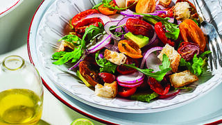 סלט עגבניות אפויות וטריות. מפנק