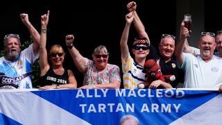 אוהדי סקוטלנד באצטדיון, שעות לפני המשחק