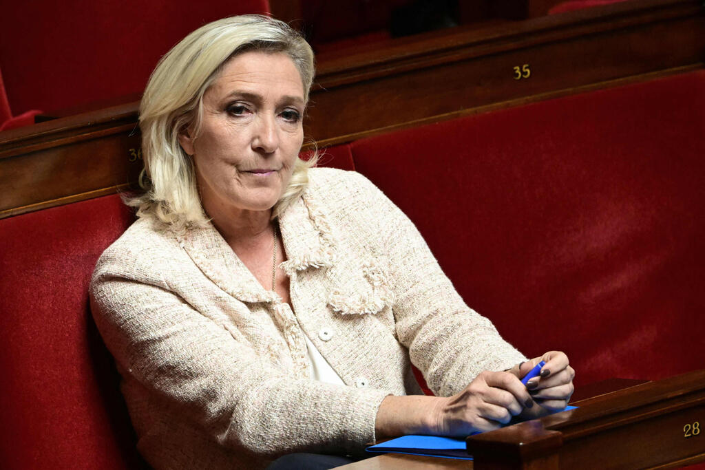 Marine Le Pen. 'Our opponents will do anything, including the dirtiest tricks, to try to stop our momentum' (Photo: Bertrand GUAY / AFP) מרין לה פן במהלך דיון ב אספה הלאומית פרלמנט של צרפת לקראת הצבעת אמון בראש הממשלה ביירו