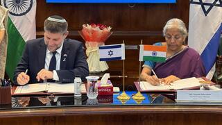 סמורטיץ' ושרת האוצר ההודית, נירמאלה סית'אראמאן, חותמים על ההסכמים