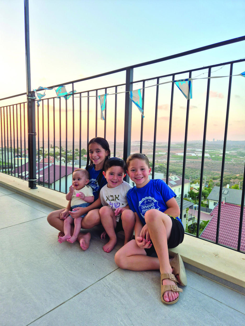 רוני רפלד־בלוט עם ילדיה  ילדיה דוד (מימין), איתי נעם ואור