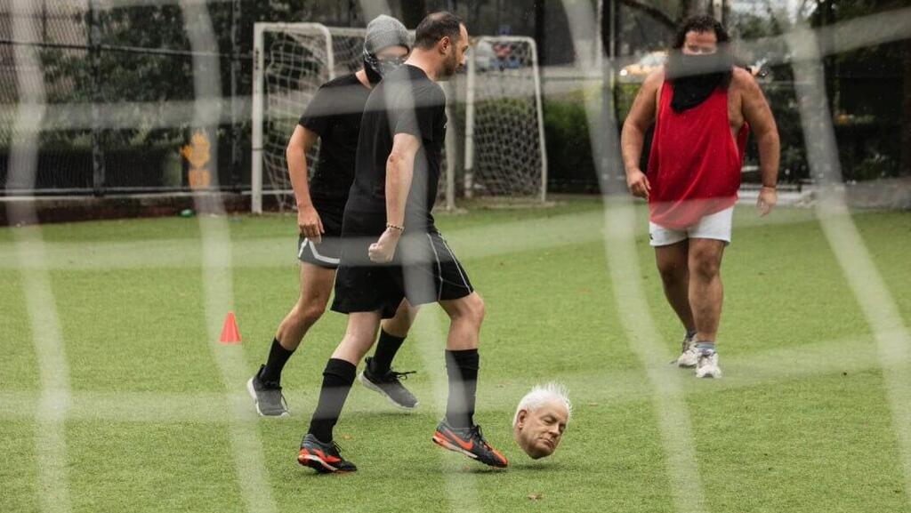 פעילים פרו-פלסטינים שיחקו כדורגל עם כדור דמוי ראשו של ראש הממשלה בנימין נתניהו מול מטה האו"ם בניו יורק