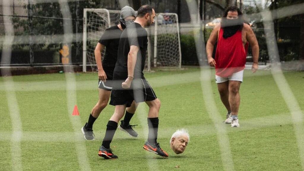 פעילים פרו-פלסטינים שיחקו כדורגל עם כדור דמוי ראשו של ראש הממשלה בנימין נתניהו מול מטה האו"ם בניו יורק