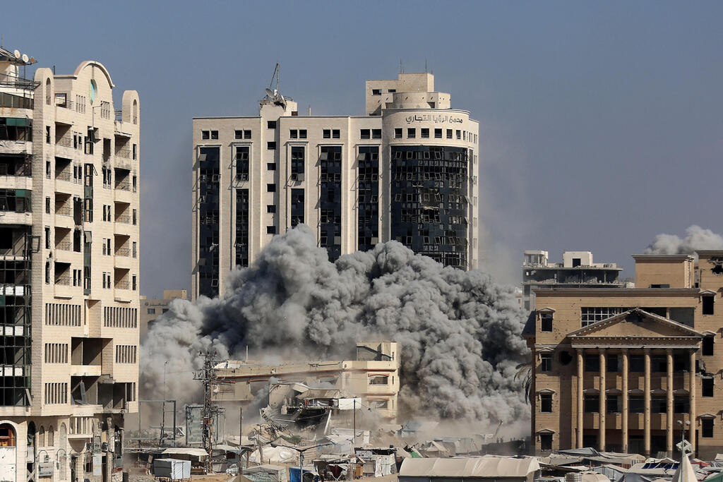 נפילת בניין א-רואיא בעיר עזה