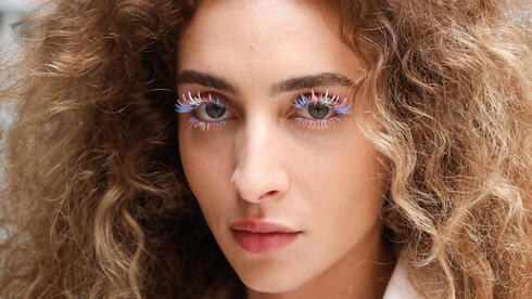 דוגמנית בתצוגה של Jeanne Friot בפריז