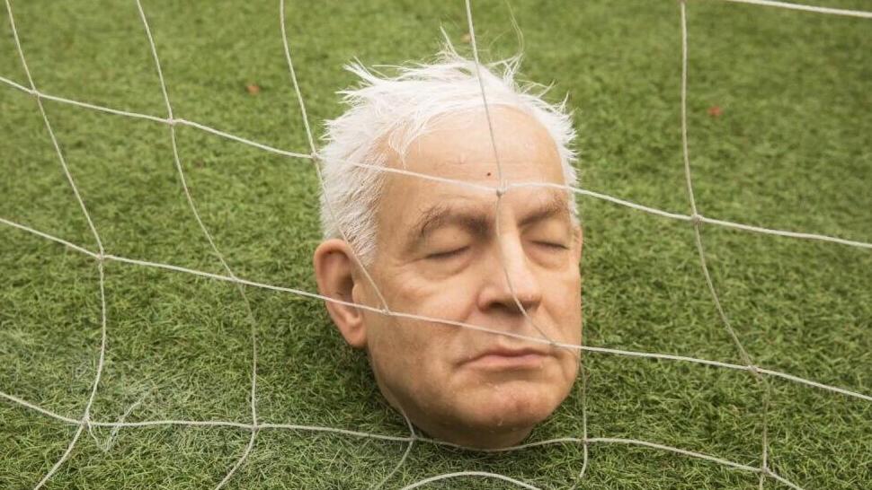 פעילים פרו-פלסטינים שיחקו כדורגל עם כדור דמוי ראשו של ראש הממשלה בנימין נתניהו מול מטה האו"ם בניו יורק