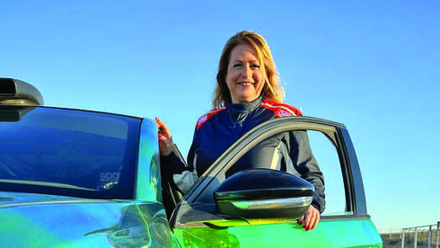 בוגין ומכונית המרוץ. "בטח כולם שאלו את עצמם, 'מה הדודה הזאת עושה פה?'. הייתי הכי אנדרדוג וניצחתי"