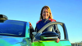 בוגין ומכונית המרוץ. "בטח כולם שאלו את עצמם, 'מה הדודה הזאת עושה פה?'. הייתי הכי אנדרדוג וניצחתי"