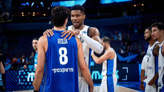 שחקן נבחרת יוון יאניס אנדטוקומבו עם שחקן נבחרת ישראל דני אבדיה