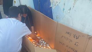 נרות במקום הפיגוע בצומת רמות בירושלים 