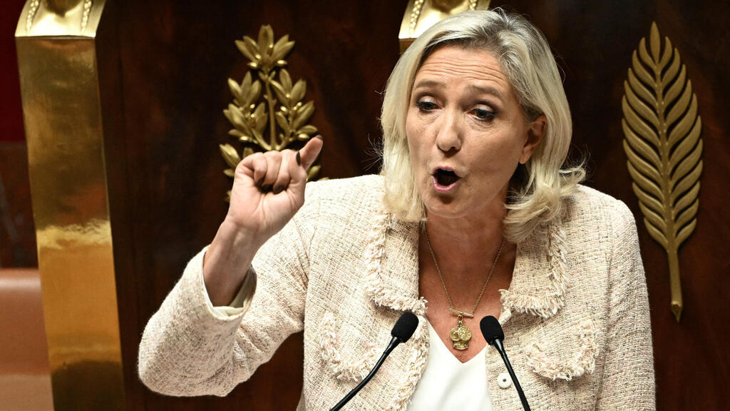 מרין לה פן במהלך דיון ב אספה הלאומית פרלמנט של צרפת לקראת הצבעת אמון בראש הממשלה ביירו