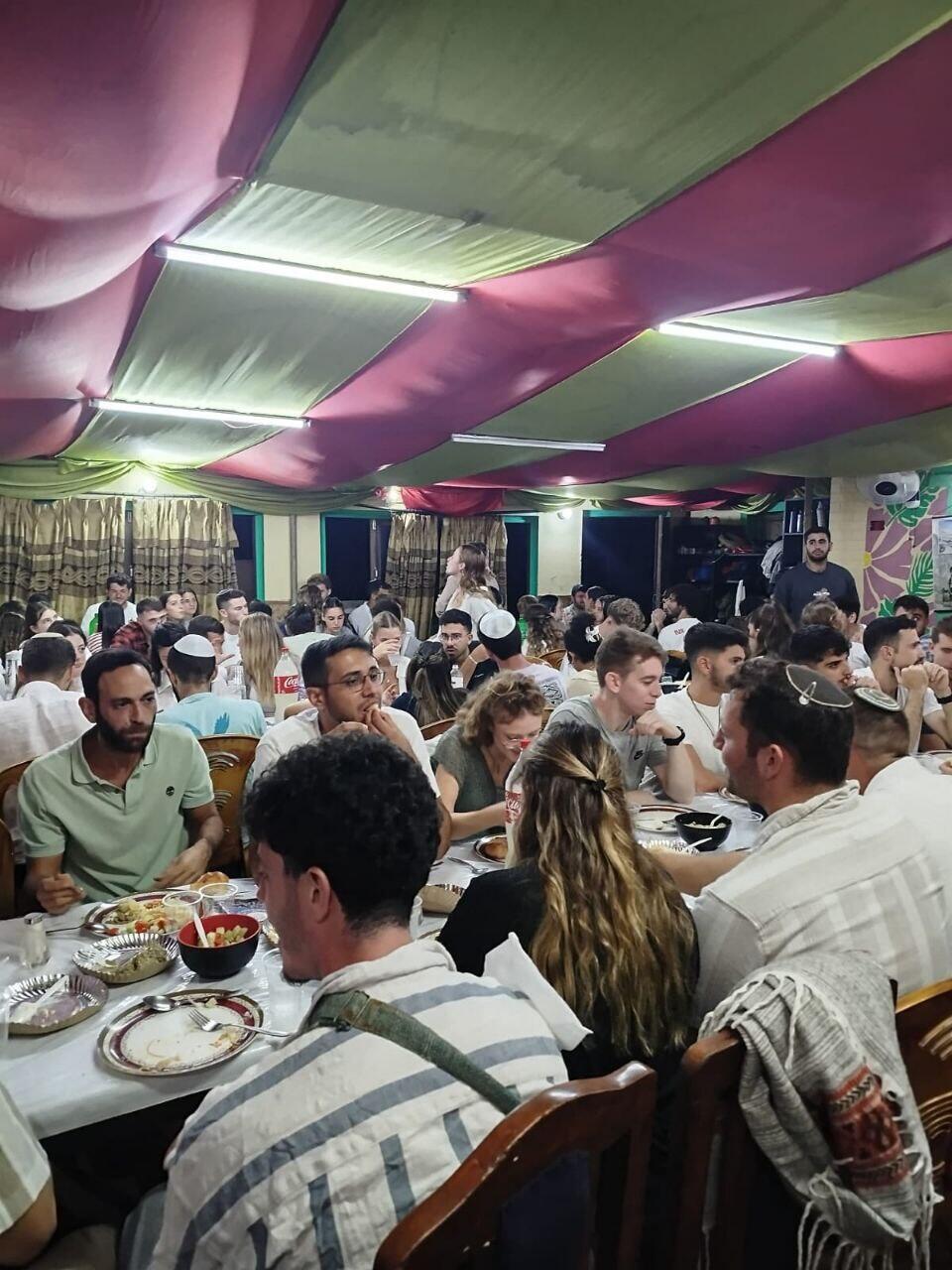 ישראלים מרוכזים בבית חב"ד בקטמנדו