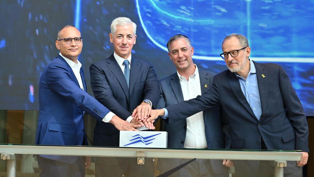 Билл Экман (второй слева) перед открытием торгов в Тель-Авиве (Фото: Эльад Гутман) פתיחת מסחר ביל אקמן