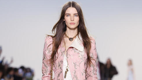 ליבי טוורנר בתצוגת סתיו-חורף 2025-26 של קלואה