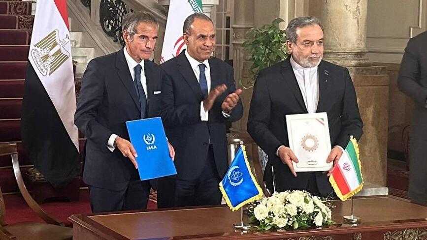 שר החוץ של איראן עבאס עראקצ'י חותם על הסכם עם ראש סבא"א סוכנות הגרעין הבינלאומית אחרי שיחות ב קהיר מצרים