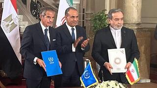 שר החוץ של איראן עבאס עראקצ'י חותם על הסכם עם ראש סבא"א סוכנות הגרעין הבינלאומית אחרי שיחות ב קהיר מצרים