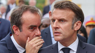 נשיא צרפת עמנואל מקרון עם ראש הממשלה החדש שלו סבסטיאן לקורנו ארכיון