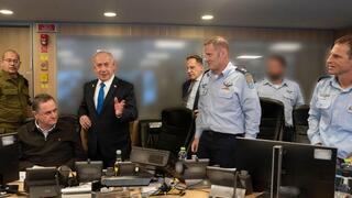ראש הממשלה נתניהו ושר הביטחון כ"ץ בבור חיל האוויר, מתעדכנים ממפקד חיל האוויר, אלוף תומר בר יום לפני המבצע "פסגת האש"
