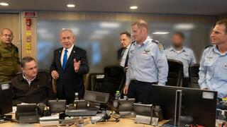 ראש הממשלה נתניהו ושר הביטחון כ"ץ בבור חיל האוויר, מתעדכנים ממפקד חיל האוויר, אלוף תומר בר יום לפני המבצע "פסגת האש"