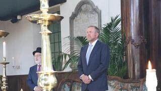 מלך הולנד עומד ליד ארון הקודש