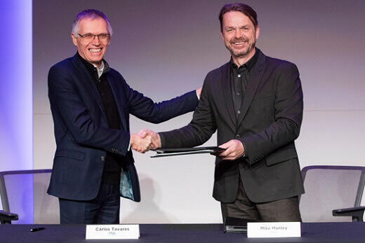 קרלוס טבארס מימין ומייק מנלי משמאל