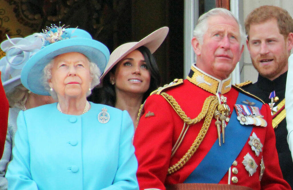 Королева Елизавета, Меган Маркл, принц Чарльз и принц Гарри в старые добрые времена 