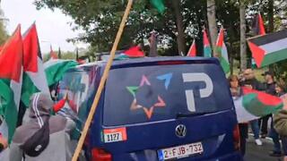 פרו פלסטינים מקיפים את הרכב של "ישראל פרמייר טק"