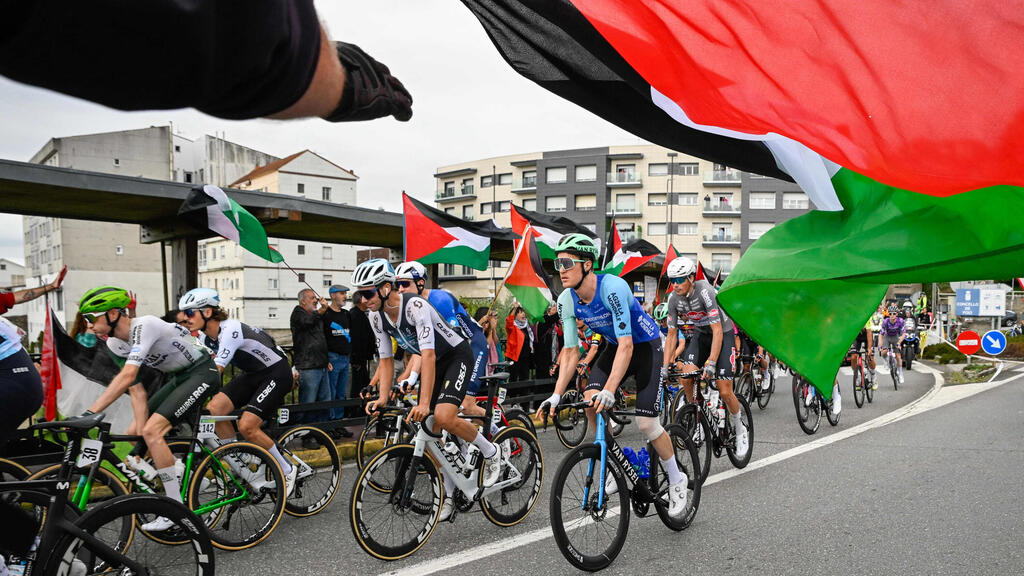 מפגינים פרו-פלסטינים מפריעים למרוץ וואלטה אספניה