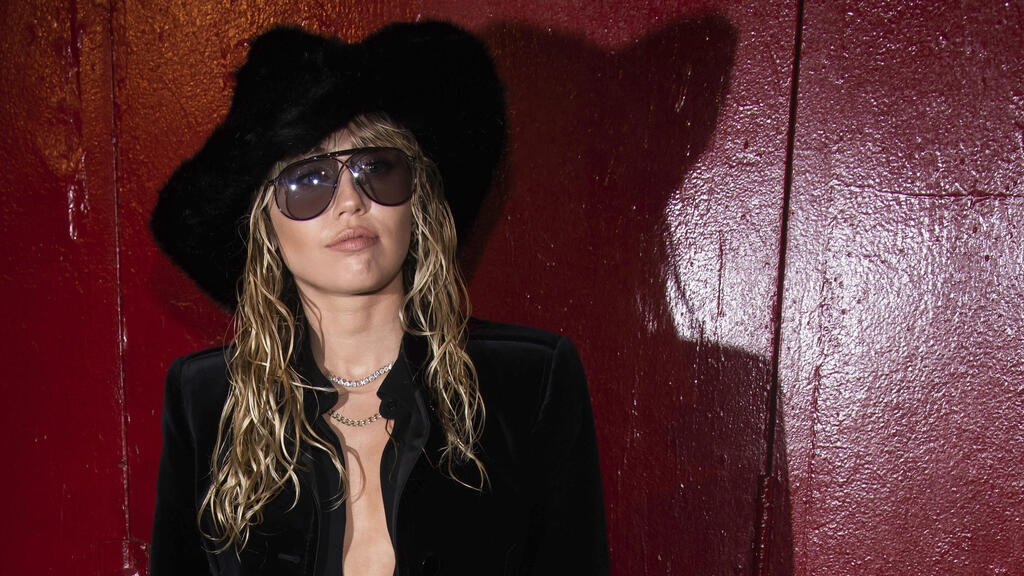 מיילי סיירוס בתצוגת אביב-קיץ 2020 של טום פורד