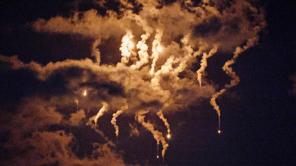 פצצות תאורה מעל עזה כפי שנראים מ אשקלון