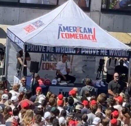 ארה"ב צ'רלי קירק שנייה לפני ש נורה