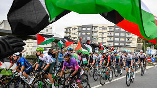 מפגינים פרו-פלסטינים מפריעים למרוץ וואלטה אספניה