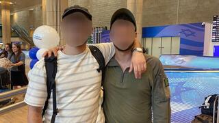 האחים י' (מימין) וד' במפגש המרגש בנמל התעופה בן גוריון