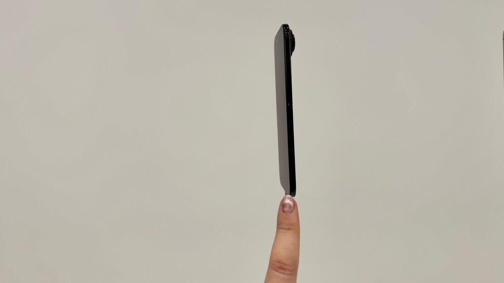 אייפון 17 אייר לעומת אצבע. דקיק להפליא