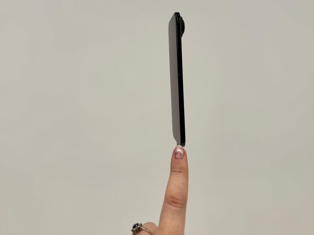 אייפון 17 אייר לעומת אצבע. דקיק להפליא