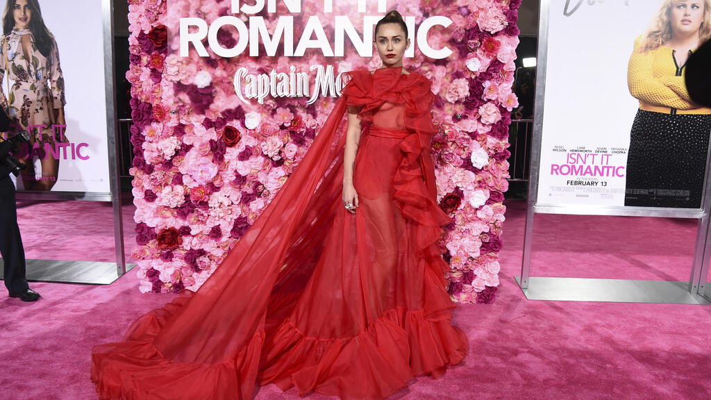 מיילי סיירוס בפרמיירה של הסרט "כמה רומנטי", 2019
