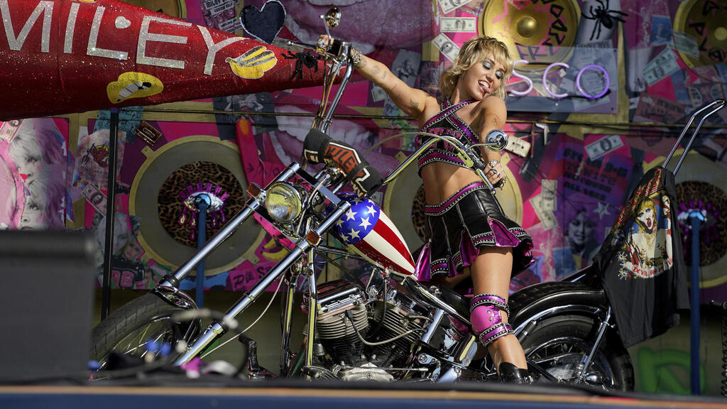 מיילי סיירוס בהופעה, 2021